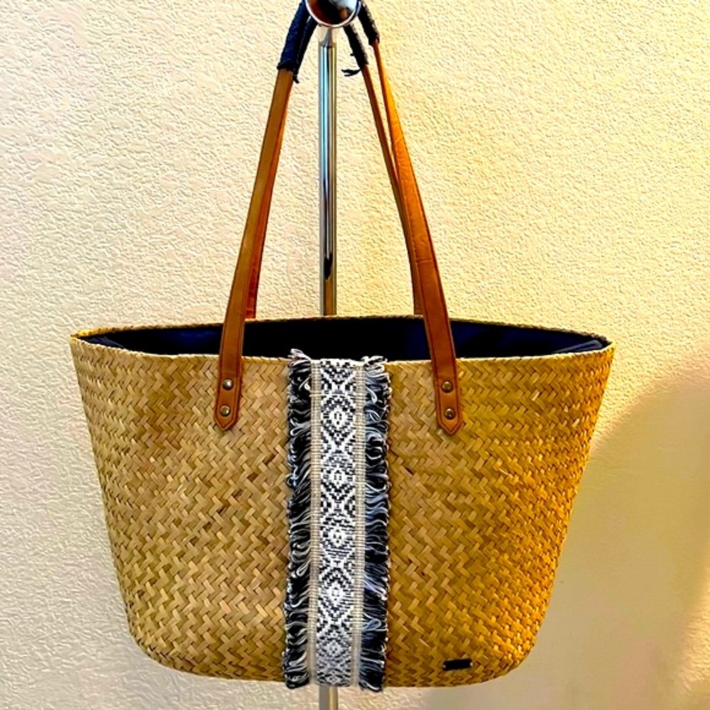 🌴ROXY Straw Tote with Leather Straps.